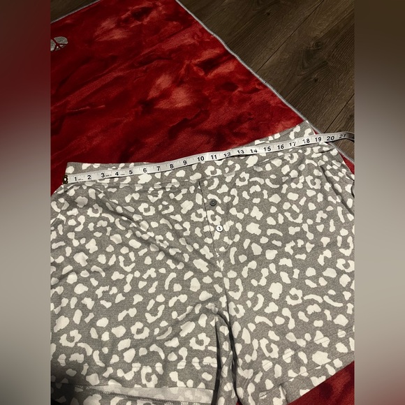 3 piece women’s pajama set. NWOT never worn XL White/gray leopard print - Picture 11 of 16